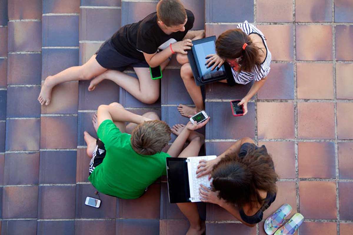 Niños con dispositivos móviles