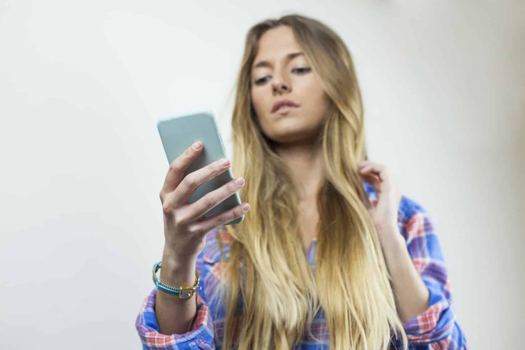 WhatsAppitis, o cuello de texto y pulgar atascado, son los nuevos males que surgen del uso excesivo de dispositivos tecnológicos como tablets y celulares.