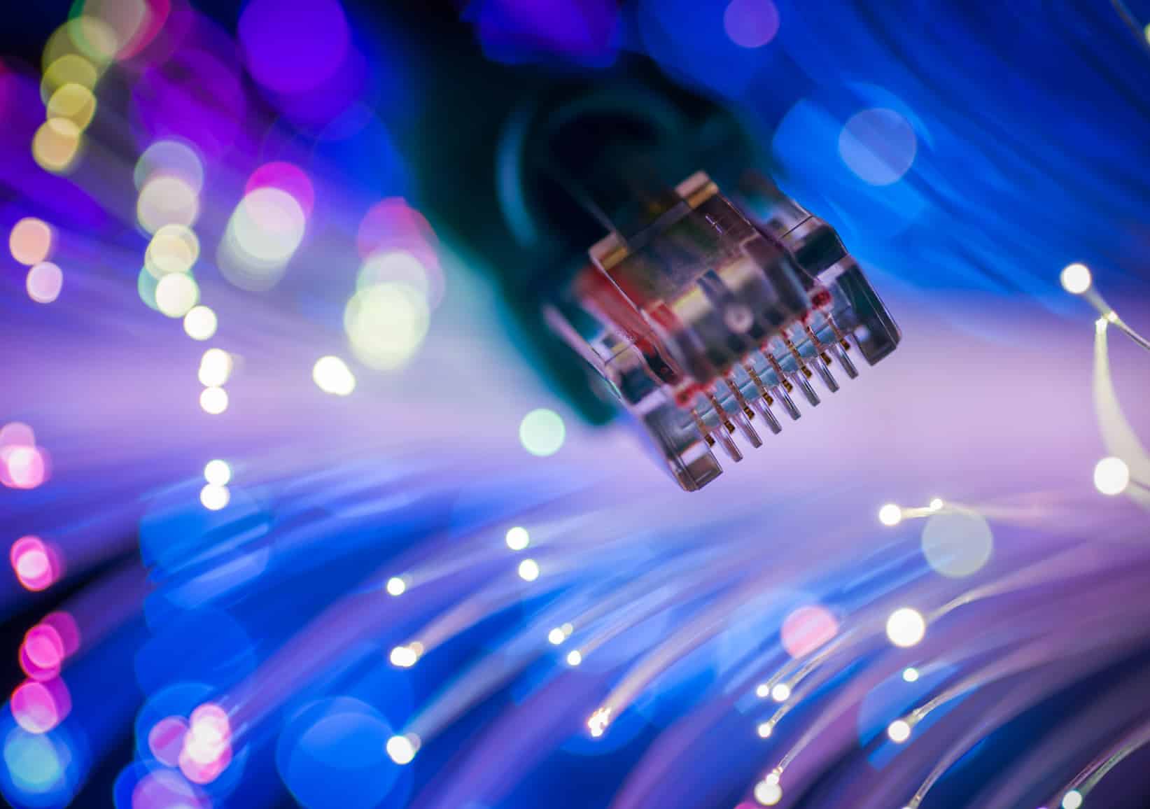 La banda ancha ha sido dinámica debido a la evolución de las capacidades y aparición de nuevas tecnologías de transmisión de datos por internet.