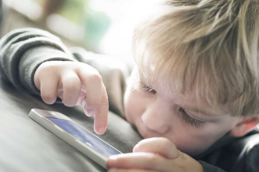 El uso de dispositivos digitales móviles, sean teléfonos móviles o computadoras tablet por parte de niños es un tema polémico en discusiones sobre desarrollo infantil.